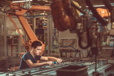 Fabrikada robotik silahlarla üretim hattının kurulumu ve hizmeti
