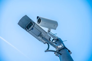 Şehrin sokaklarında güvenlik kameraları var.