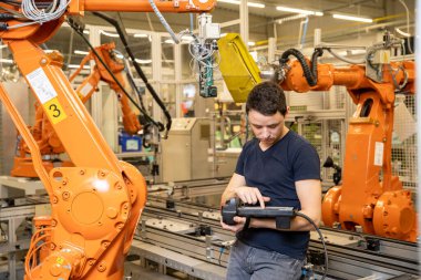 Fabrikada özel yazılım kullanan robot tanıları
