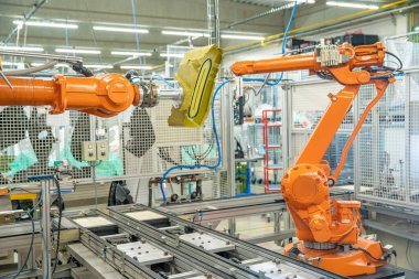 Üretimi başka bir ülkeye taşırken fabrikadaki robotik silahları sökmek
