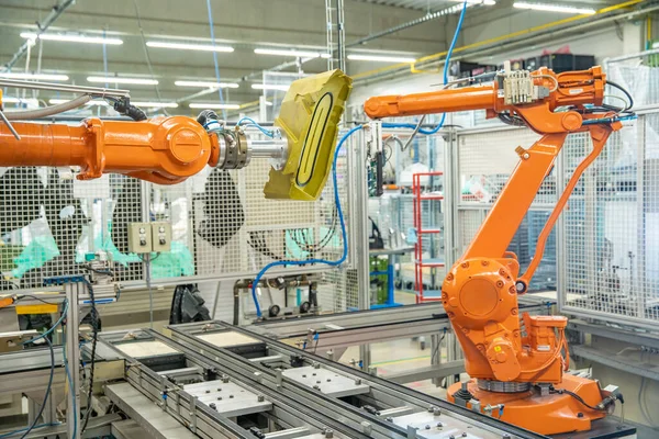 Üretimi başka bir ülkeye taşırken fabrikadaki robotik silahları sökmek