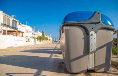 Deniz kıyısındaki tatil beldesinin sokaklarında atık ayıklamak için konteynırlar