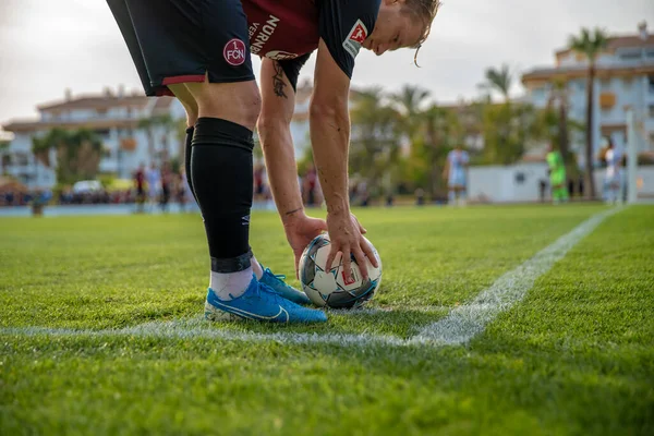 Marbella - 17 de janeiro de 2020: um jogador se prepara para um chute de canto na bola no jogo no campo de futebol — Fotografia de Stock