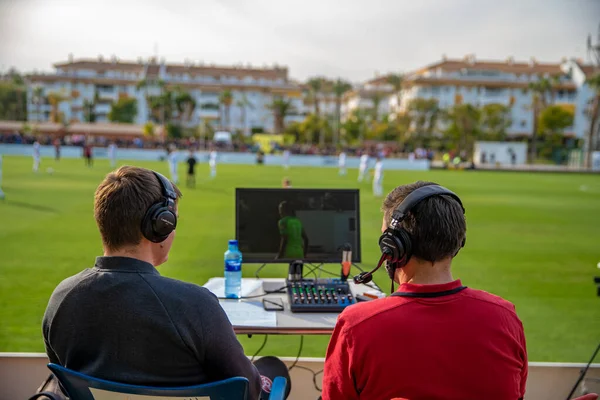 Marbella - 17. ledna 2020: komentátoři fotbalového zápasu. proud pro televizi a rozhlas. — Stock fotografie