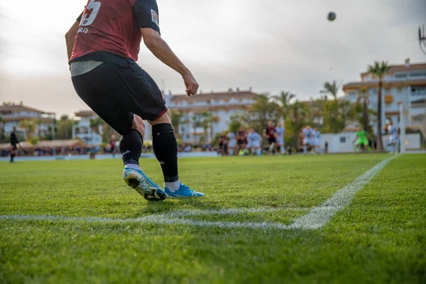 Marbella - 17. ledna 2020: Hráč kopající míč na fotbalovém hřišti — Stock fotografie