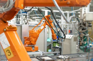 Akıllı endüstriyel fabrikalarda robot silah kullanımı.