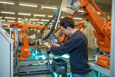 Fabrikadaki modern sanayinin robotlaştırılması. İnsan kaynaklarının yerini alacak yeni robotik silahların tanıtımı
