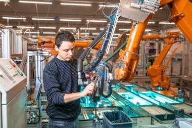 Fabrikadaki modern sanayinin robotlaştırılması. İnsan kaynaklarının yerini alacak yeni robotik silahların tanıtımı