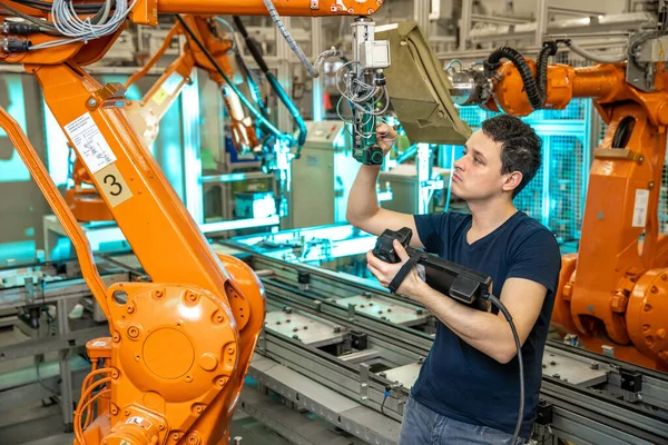Bir üretim mühendisi tarafından yeni bir ürün için robot kollarının programlanması
