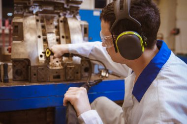 Fabrikadaki metal kalıpları temizlemek için kuru buz kullanın.