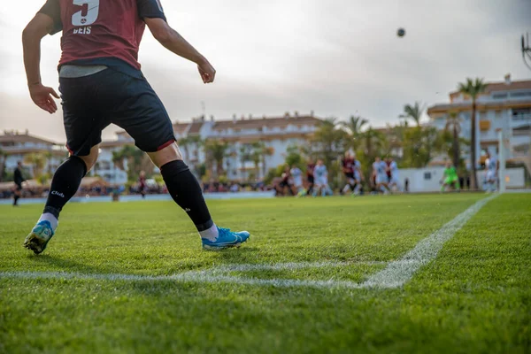 Marbella - 17. ledna 2020: Hráč kopající míč na fotbalovém hřišti — Stock fotografie