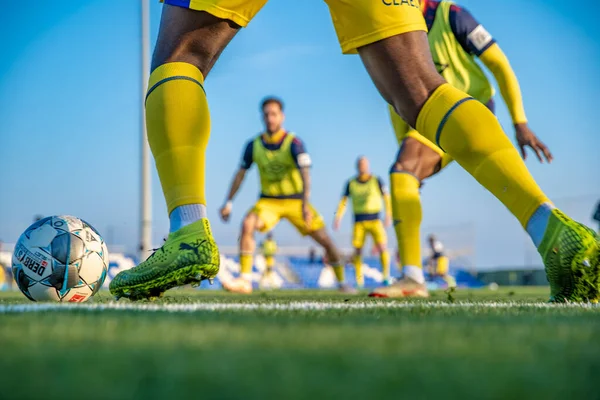 San Pedro, Spanien - 7 januari 2020: silhuetter av fotbollsspelare under matchen i fotboll. dimmigt. — Stockfoto