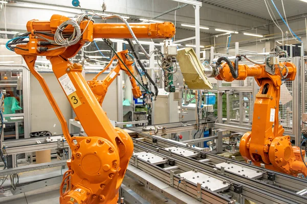 Akıllı endüstriyel fabrikalarda robot silah kullanımı.