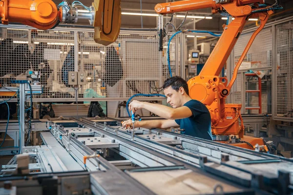 Üretimin modernizasyonu için fabrikaya yeni robot silahlar yerleştirildi