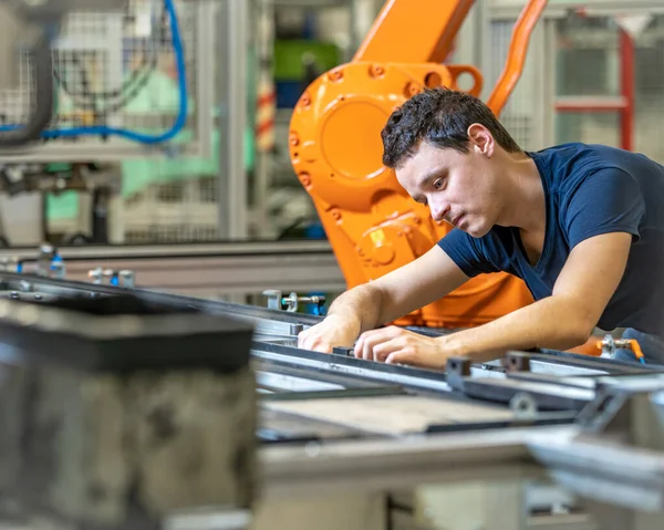 Üretimi başka bir ülkeye taşırken fabrikadaki robotik silahları sökmek
