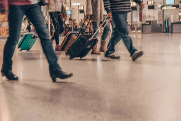 Personas que viajan con equipaje, borroso, espacio de copia — Foto de Stock