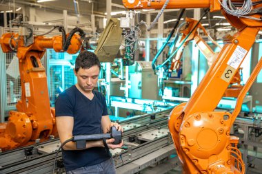 Fabrikada özel yazılım kullanan robot tanıları