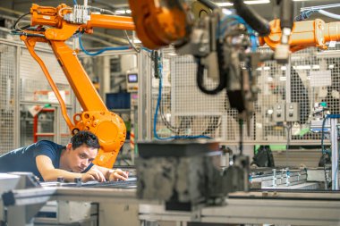Üretimin modernizasyonu için fabrikaya yeni robot silahlar yerleştirildi