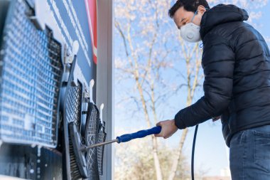 Köpüklü fırça kullanarak arabadan el yıkama halıları. Koronavirüs salgını sırasında maske kullanımı