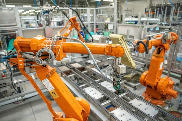 Akıllı endüstriyel fabrikalarda robot silah kullanımı.