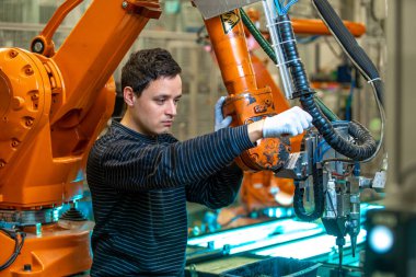 Fabrikadaki modern sanayinin robotlaştırılması. İnsan kaynaklarının yerini alacak yeni robotik silahların tanıtımı