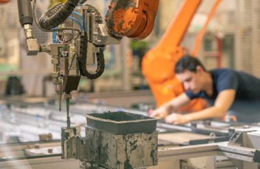 Üretimin modernizasyonu için fabrikaya yeni robot silahlar yerleştirildi