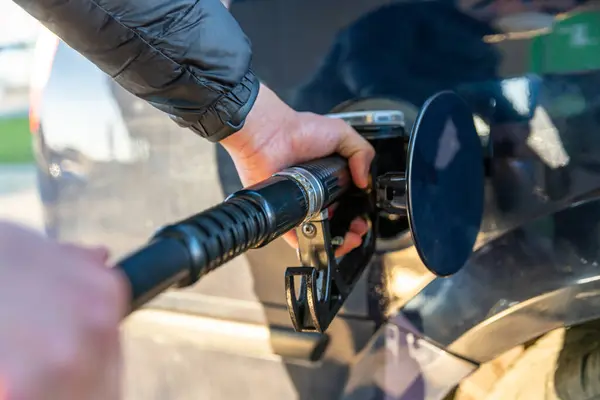 Refueling a passenger car tank at a gas station — Stock Photo, Image
