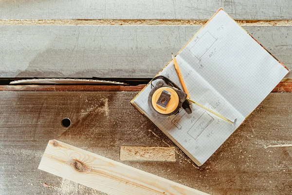 木製の製品を計画するためのツール:関節の作業台のメーター、鉛筆、ワークブック — ストック写真