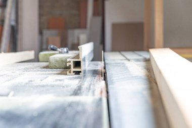 Daire şeklinde ahşap testereyle ahşap mobilya üretilir.