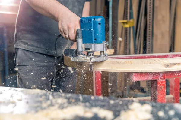 Fresado redondo ventana de madera a mano cortador eléctrico en carpintería —  Fotos de Stock