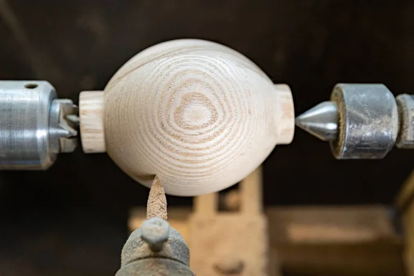 주물에서 선반 위에 둥근 나무 손잡이를 만드는 모습 — 스톡 사진
