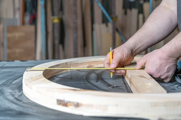 Mesure et planification en menuiserie pour la production de fenêtres rondes en bois — Photo