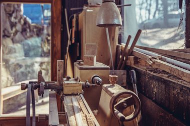 Terk edilmiş marangozlukta eski marangozluk makinesi