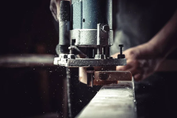 Dettaglio fresa elettrica in falegnameria durante la fresatura del legno — Foto Stock