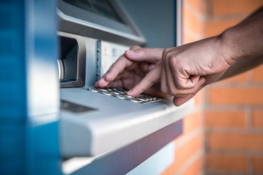 ATM klavyesindeki bir banka kartı şifresini girmek