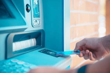 Banka kartlı bir ATM 'den kablosuz para çekme