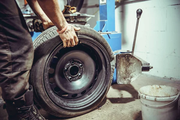 Däckbyte på en metallskiva vid däckservice — Stockfoto