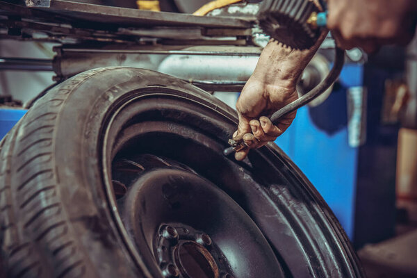 pressurizing the car tire in a tire service