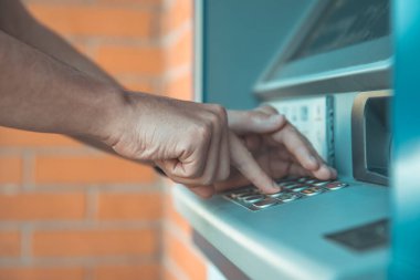 ATM klavyesine bir kredi kartı kodu girmek
