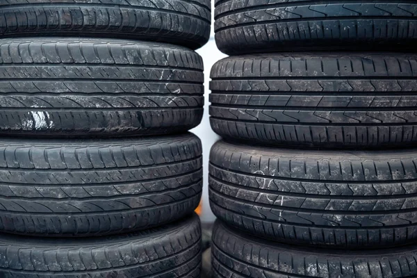 Los neumáticos se instalan en un taller de reparación de automóviles listo para un cambio estacional en los coches . — Foto de Stock