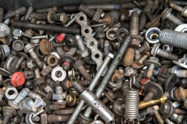 Bir kutuda cıvata ve fındık karışımı