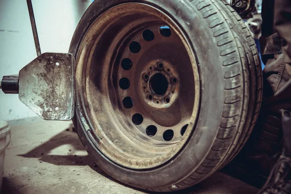 Mudança de pneu em um disco de metal em uma máquina em um serviço de pneu — Fotografia de Stock