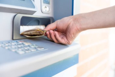 ATM 'den para çekmek.