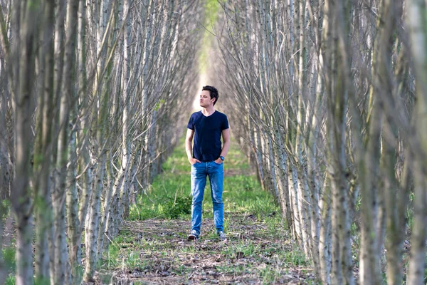 O homem experimenta um sentimento de solidão em um passeio pela floresta — Fotografia de Stock
