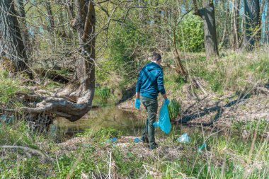 Gönüllü doğada plastik atık topluyor, doğada temizlik, çevre koruma