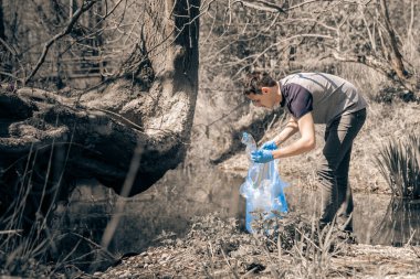 Gönüllü doğada plastik atık topluyor, doğada temizlik, çevre koruma