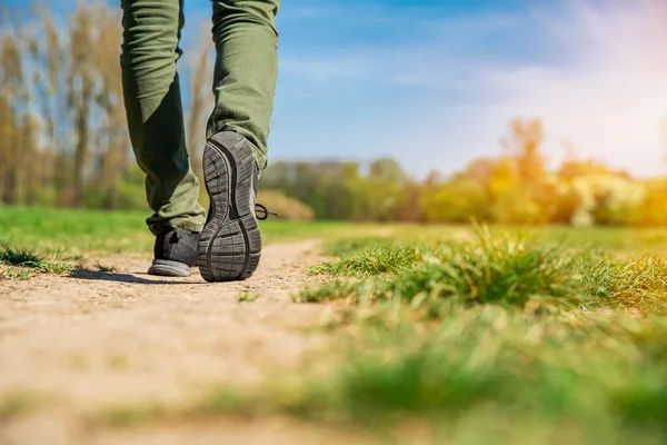 Turista caminando por un sendero de senderismo. espacio de copia — Foto de Stock