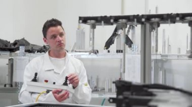 Modern bir makinede plastik kalıpların 3 boyutlu ölçümü. Endüstri 4.0 Üretim Otomasyonu