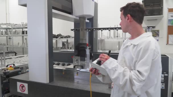 Kvalitetskontroll med fjärrkontroll maskin för exakt 3D-mätning av plastgjutgods, strålkastarproduktion för fordonsindustrin — Stockvideo