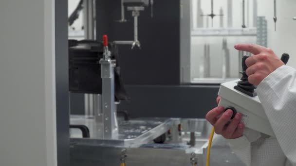 3D вимірювання пластикових виливків на сучасній машині. Промисловість 4.0 Автоматизація виробництва — стокове відео